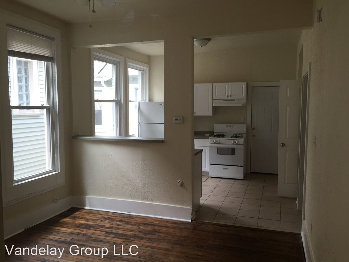 Primary Photo - 1519 N Farwell Ave