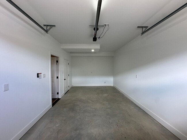 Building Photo - Beautiful new townhouse located in the new Augusta Springs subdivision!