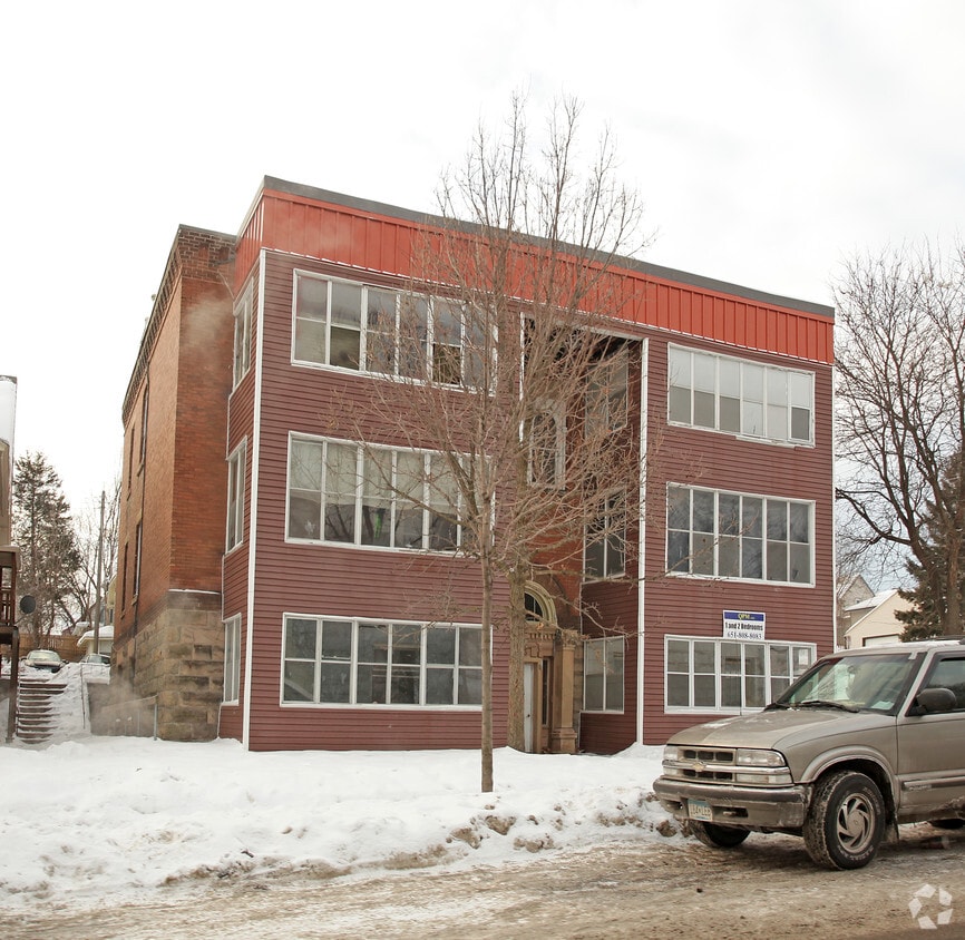 Building Photo - 166 George St W