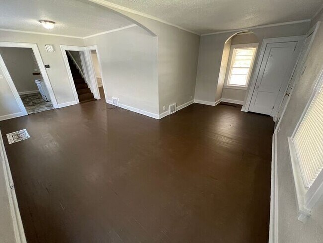 Foto del edificio - 3 Bed/1 Bath Home with Fenced Yard / Pet-Friendly / Vouchers Accepted / Coming Soon!