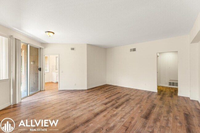 Foto del edificio - Beautiful Ground Level 2 Bedroom, 2 Bathro...