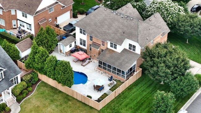 Foto del edificio - Beautiful brick home with a saltwater pool