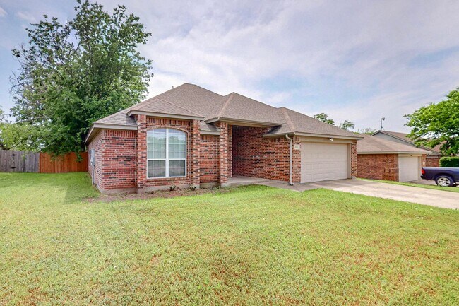 Building Photo - Available July | 4-bedroom 2 bath home in ...