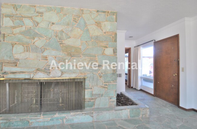 Foto del edificio - Adventure Meets Convenience in This Logan Home