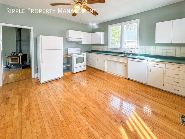 Building Photo - Fantastic 3 Beds, 1 Baths Single- Family |...
