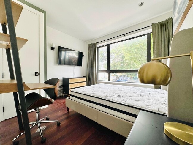 Building Photo - Furnished room/NOT APARTMENT