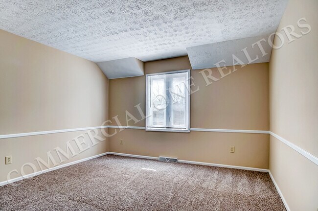 Building Photo - 4 Bedroom Home in Worthington