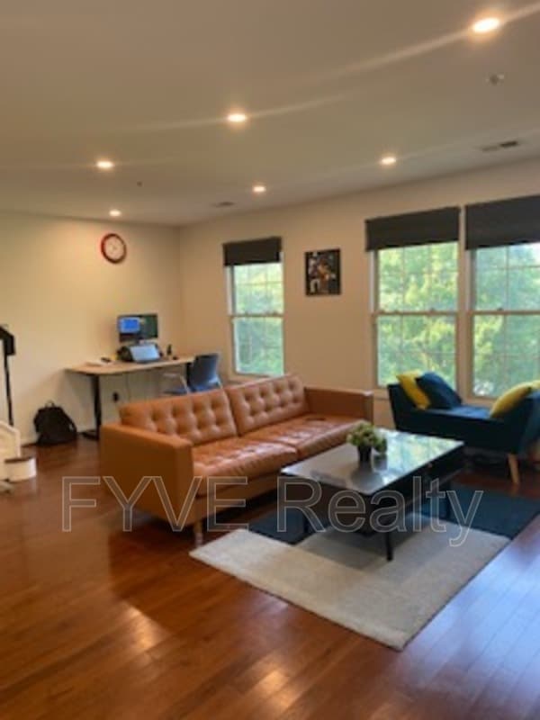Building Photo - 2057 Westchester Dr