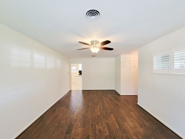 Foto del edificio - Charming Willowbrook Three-Bedroom Home!