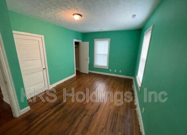 Building Photo - 2713 oak Ave