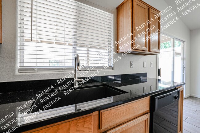 Building Photo - Charming 3 bedroom 2 bath