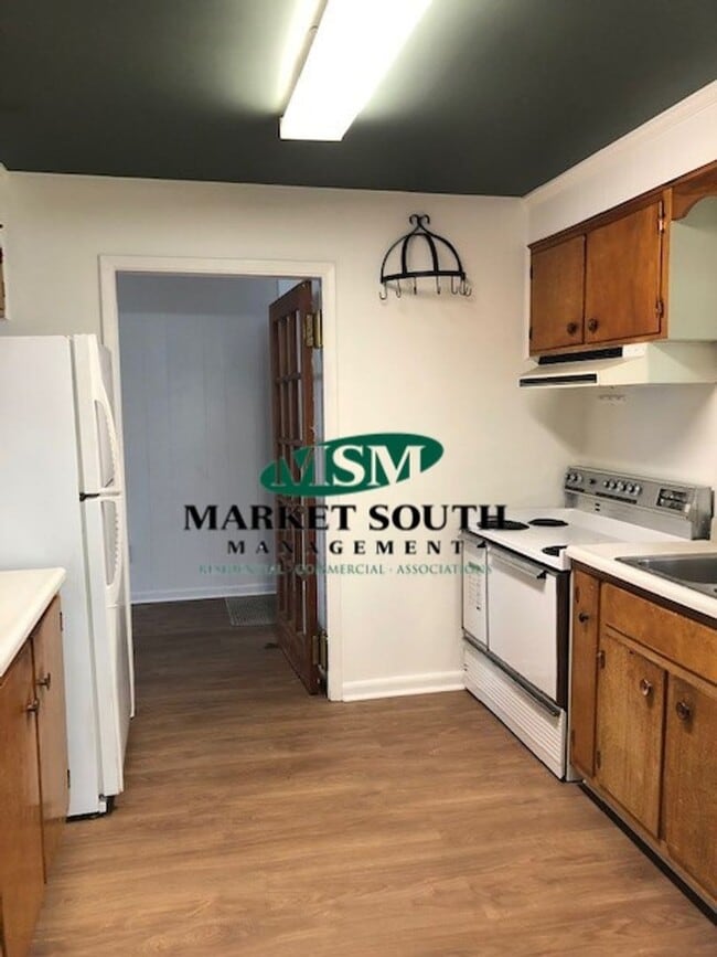 Building Photo - Convenient Southside Location