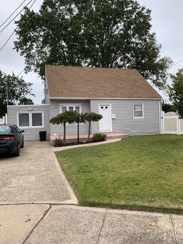 Building Photo - 100 Jedwood Pl