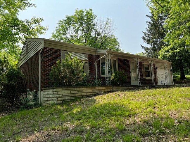 Building Photo - Two Bedroom & 1.5 Baths, Finished Basement!