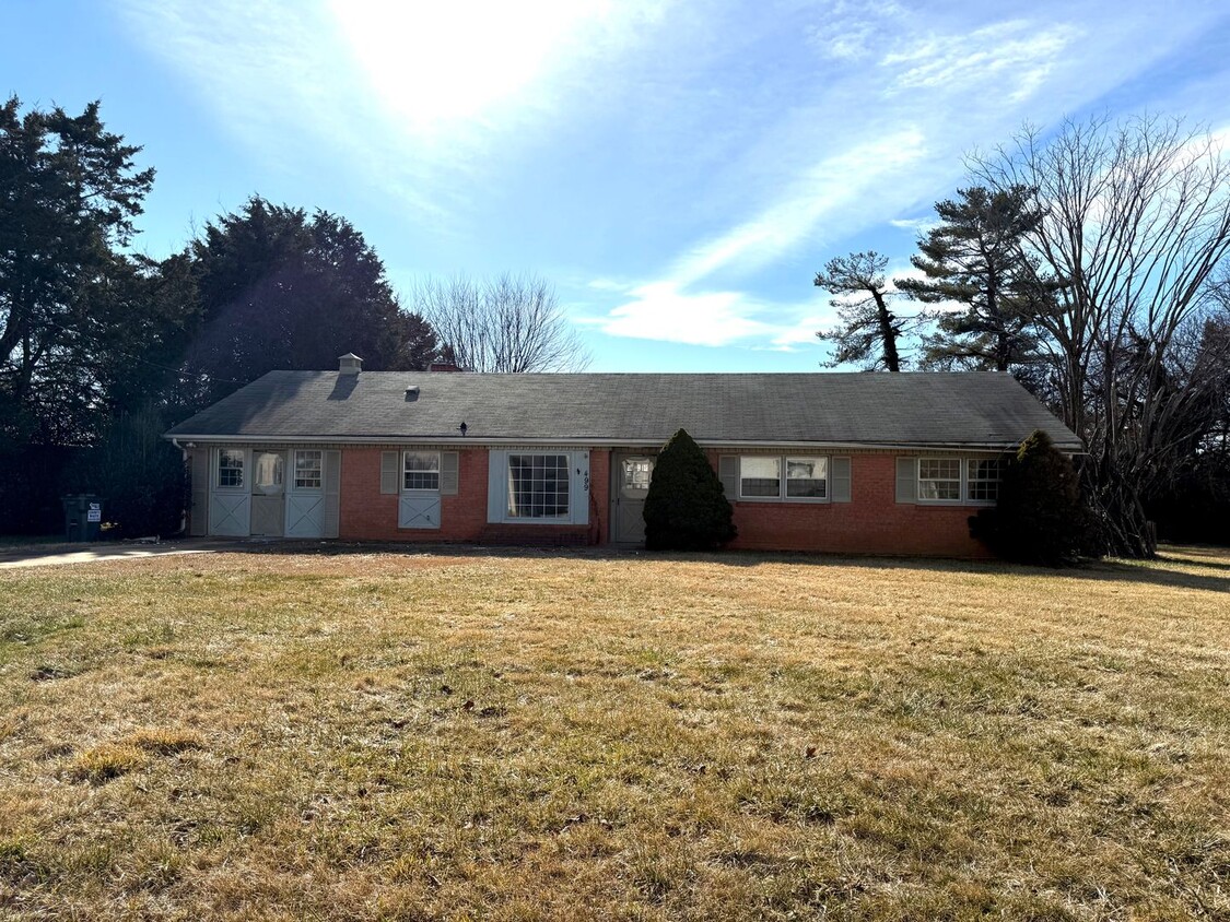 Foto principal - 5 Bedroom Home in Campbell County