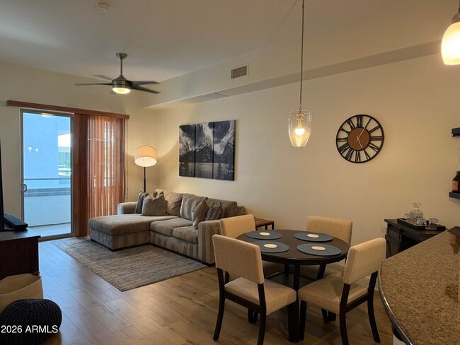 Building Photo - 945 E Playa Del Norte Dr