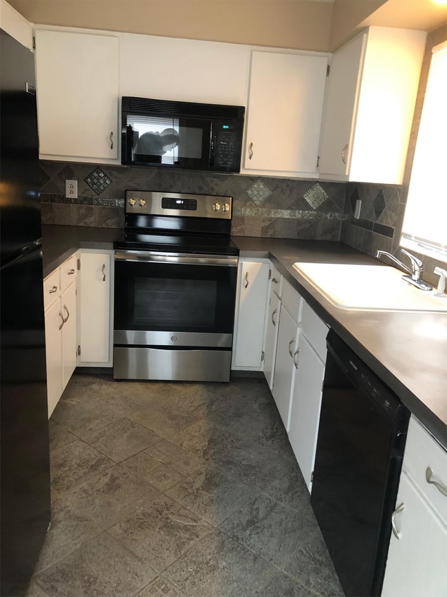 Building Photo - 2004 Spencer St