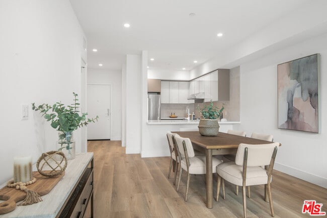 Foto del edificio - 8326 Blackburn Ave