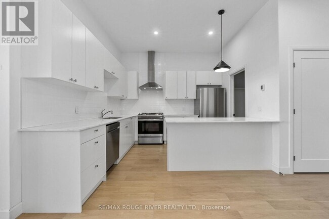 Building Photo - 415 King St W