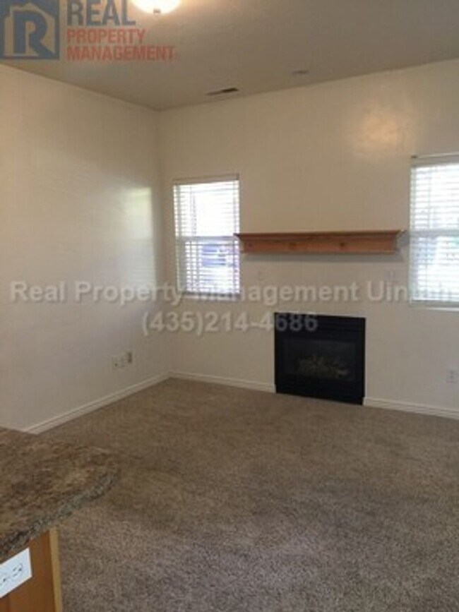 Foto del edificio - 3 Bed 2.5 Bath Townhome in Split Mountain.