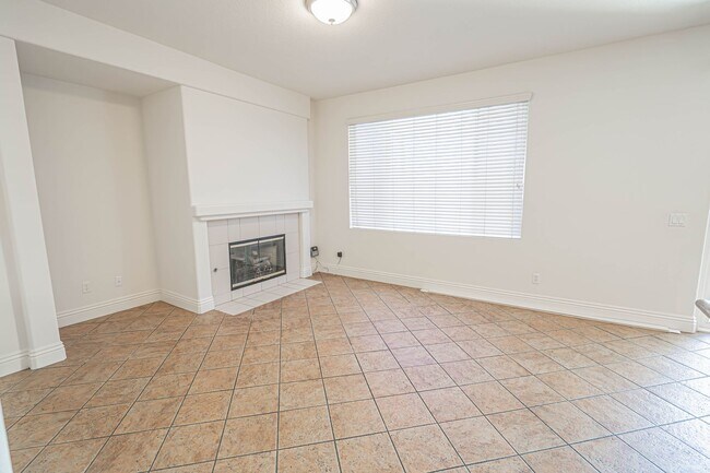 Building Photo - 4 Bedroom Home for Rent in Canyon Country!