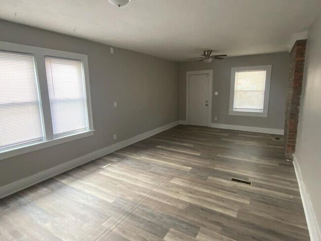 Building Photo - 3 Bedroom Duplex in prime location Weiland...