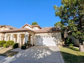 Building Photo - 904 Calle Mar Vis