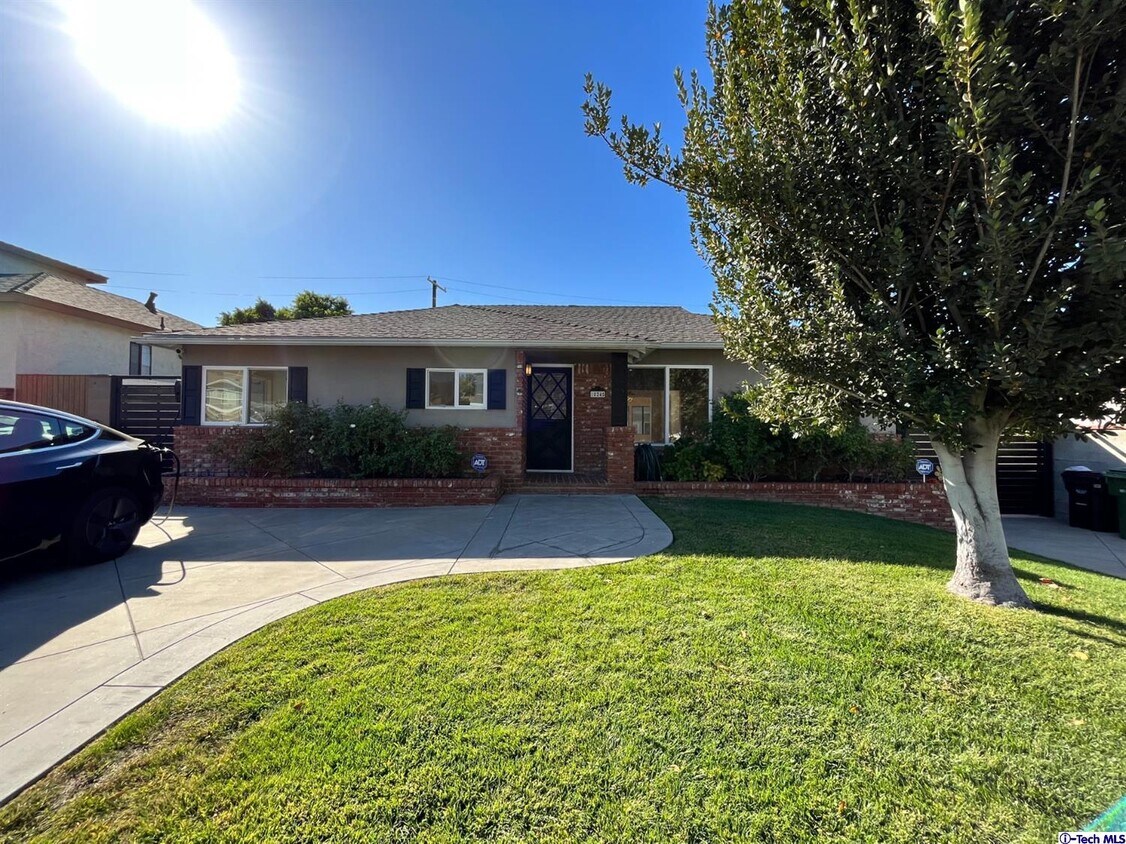 Primary Photo - 10245 Quill Ave
