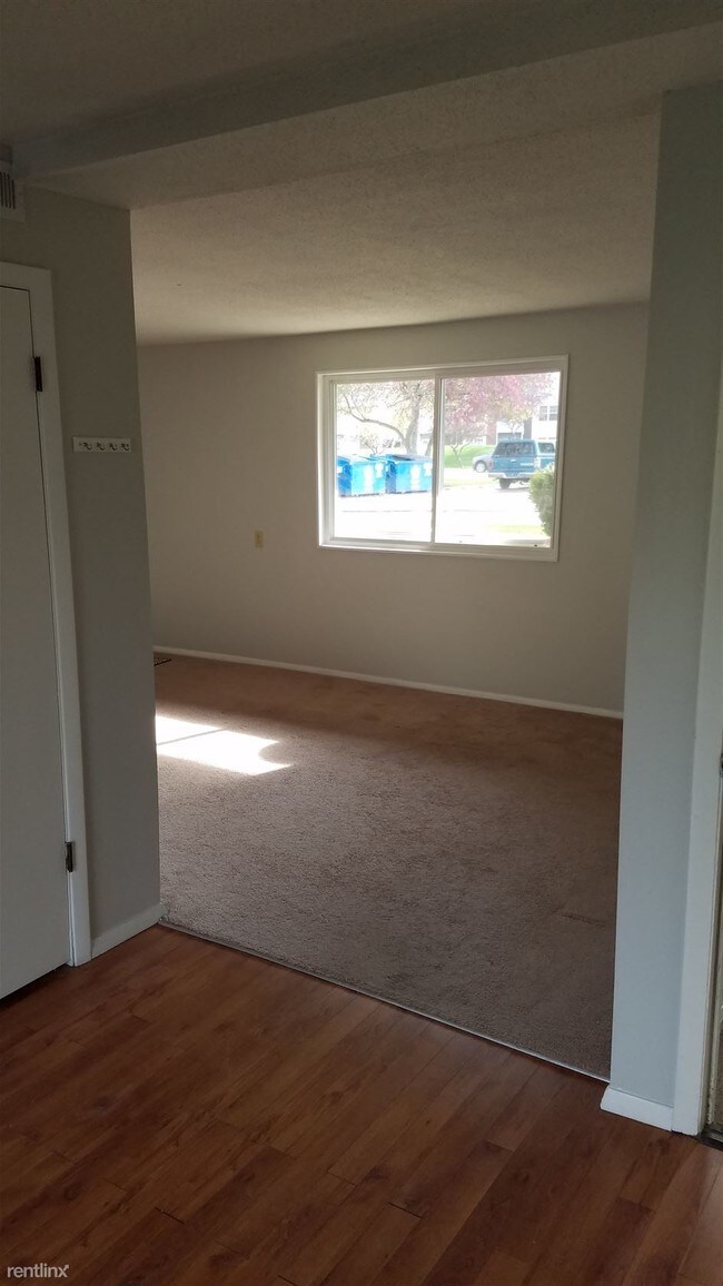 Foto del edificio - 2 br, 1 bath Condo - 2001 S Mattis Ave Apt B