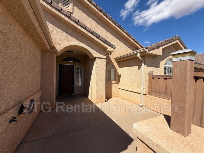 Foto del edificio - 923 Rolling Hills Rd
