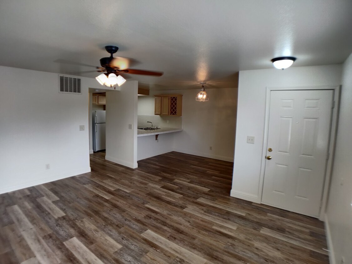 Family Room, Dining Aea, Kitchen - 1535 Bruce Dr