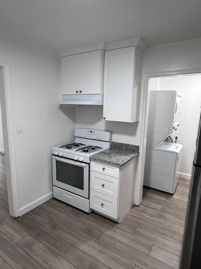 Building Photo - NICE UPDATED DUPLEX IN SACRAMENTO!!