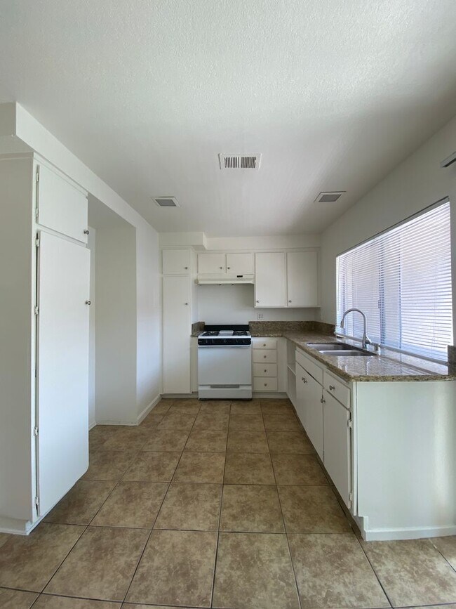 Foto del edificio - 2561 E Terrace St
