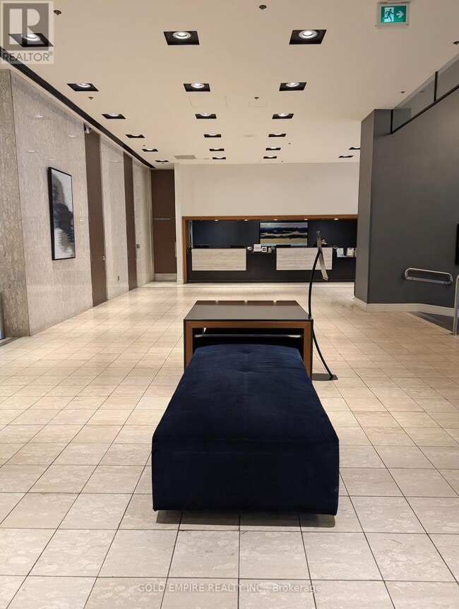 Building Photo - 300 King St