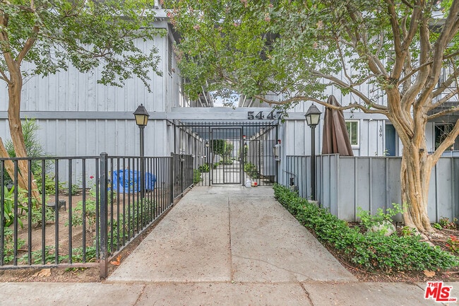 Building Photo - 5447 Zelzah Ave