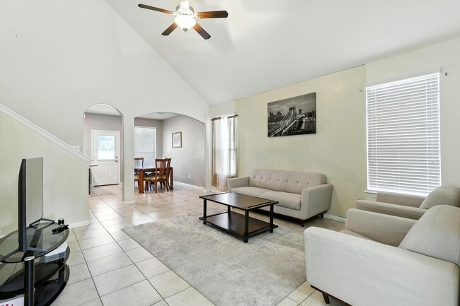 Building Photo - 1627 Northwood Springs Dr
