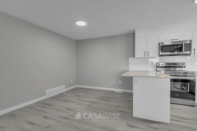 Photo du bâtiment - 13541-13570 70 St NW