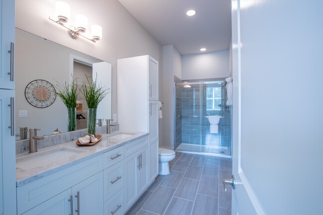 Building Photo - The Elle on Lockwood