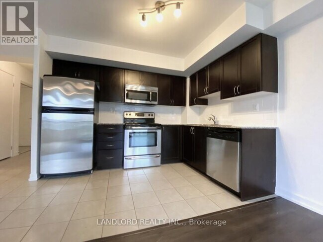 Photo du bâtiment - 816-816 Lansdowne Ave