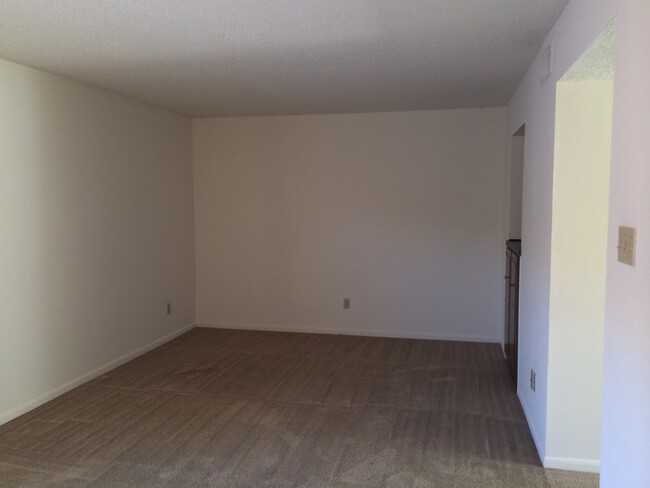 Building Photo - Townhome *LEASING SPECIAL AVAILABLE*