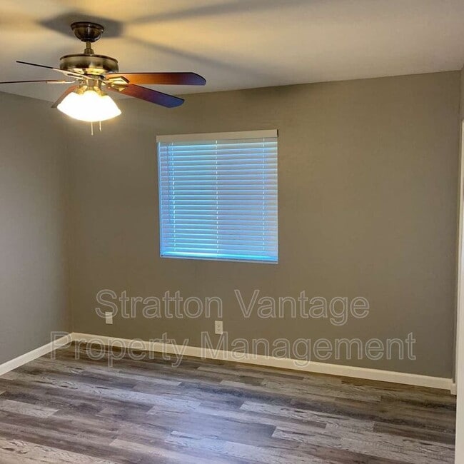 Building Photo - 846 N Stapley Dr