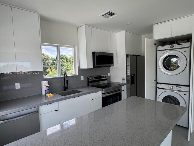 Foto del edificio - 341 E 14th St