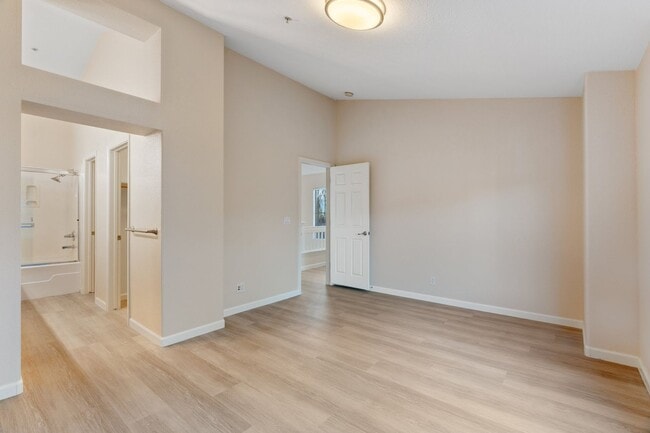 Building Photo - UPGRADED TOWNHOME OFFERS UTMOST CONVENIENCE