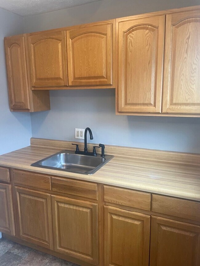 Building Photo - Two Bedroom House in North Linden*$1199.00