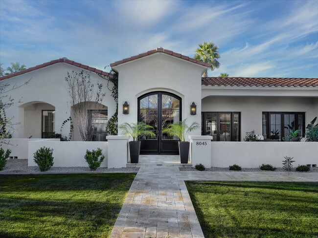 Hogar recientemente renovado de 5 habitaciones y 3 habitaciones en el popular McCormick Ranch, ubicado en el centro. - 8045 E Del Caverna Dr