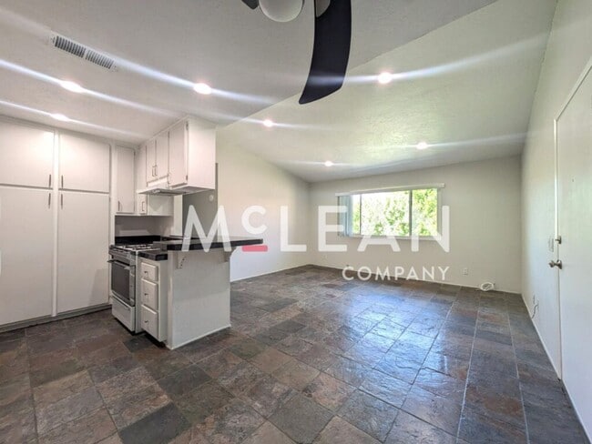 Building Photo - Stylish 2-Bedroom Condo with Stunning View...
