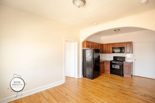 Foto del edificio - Cicero apartments! 5701-03 W Cermak Rd - 2...