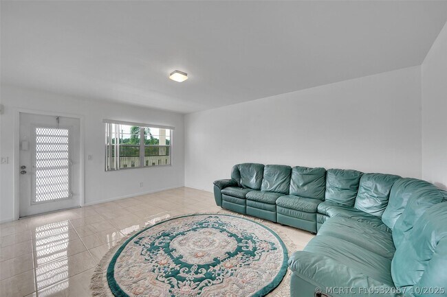 Building Photo - 486 Fanshaw L