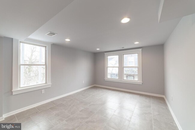Building Photo - 2912 Bayonne Ave