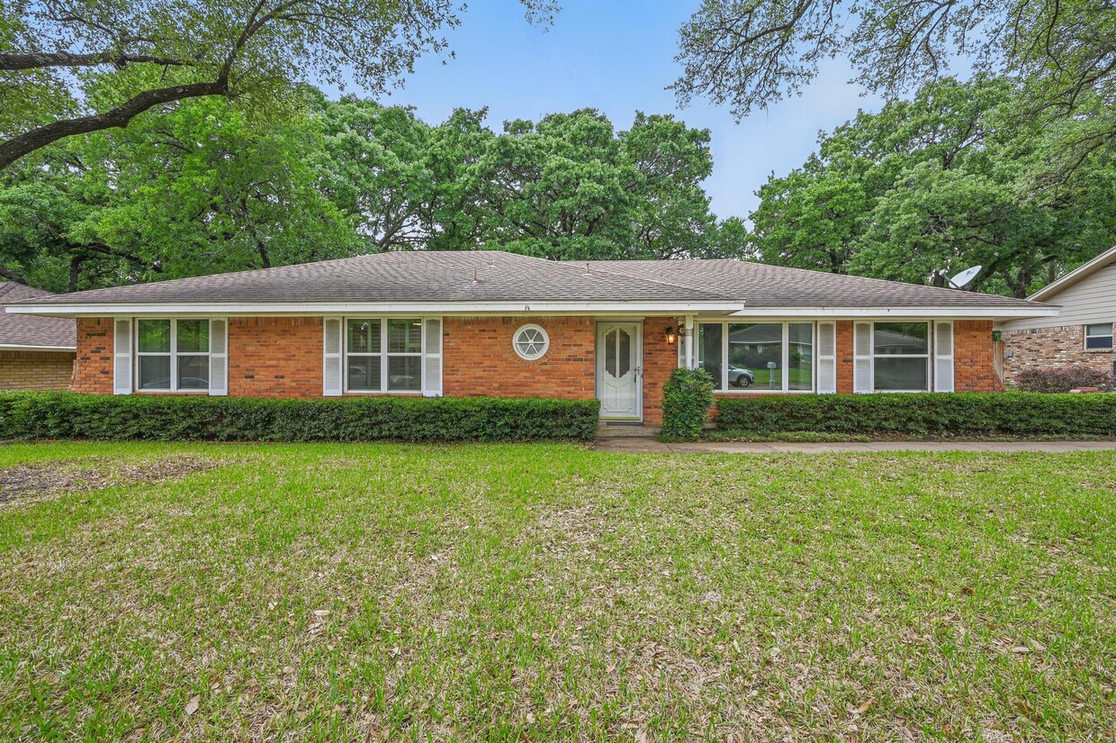 Foto principal - 2221 Prince John Dr